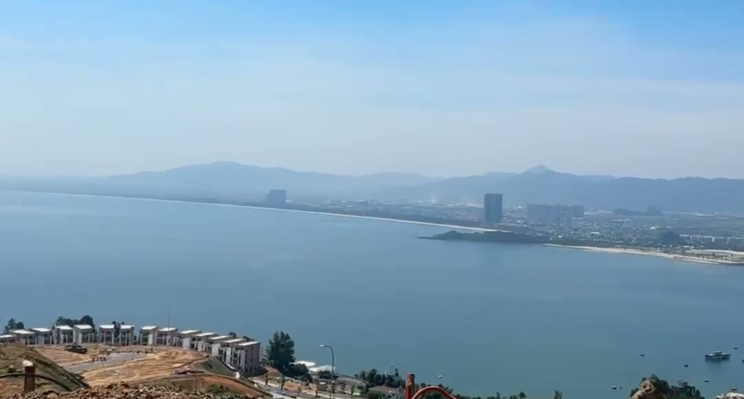 View từ trục Vịnh Mây 4 nhìn về trung tâm Đà Nẵng và bờ biển Nguyễn Tất Thành (em Nam quay ngày 02/10/2026)